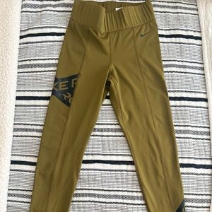 Nike Pro leggings size small